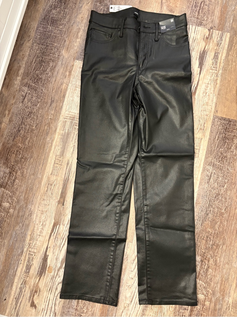 Express Women’s High Waisted Black Coated Straight Jeans $15.00 Size 6R Stretch